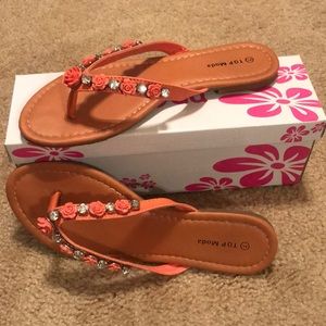 Super cute Rose & rhinestone detailed flip flops!